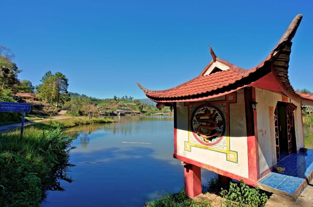 vue sur le lac du village Ben Rak thai