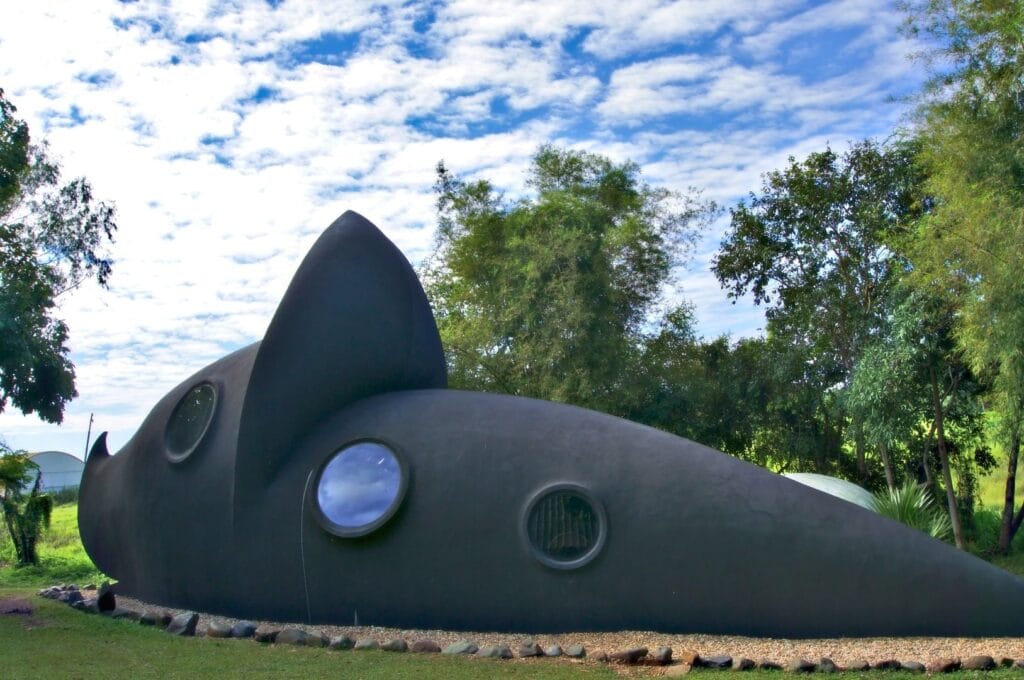 une maison en forme de sous-marin noir dans le jardin du musée black house