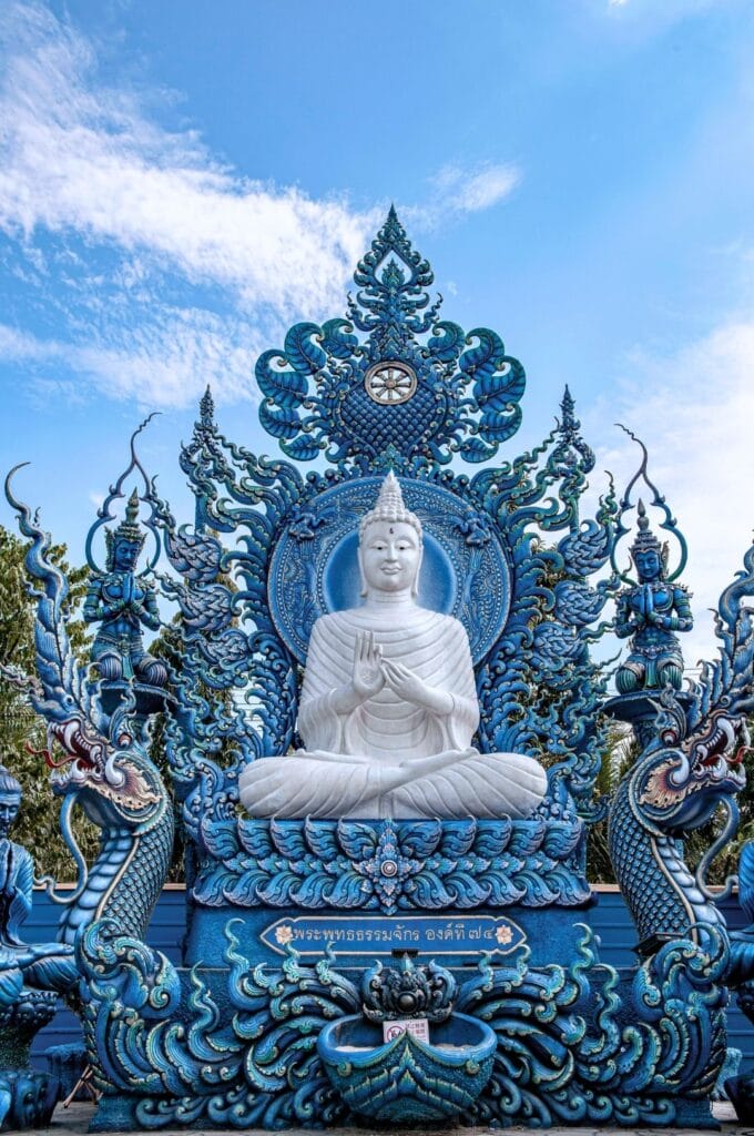 bouddha blanc à l'extérieur du temple bleu