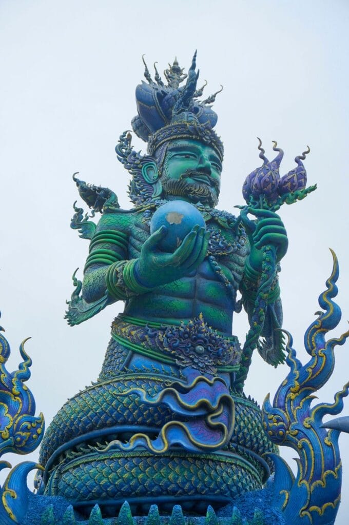 statue bleue qui ressemble à Poséidon