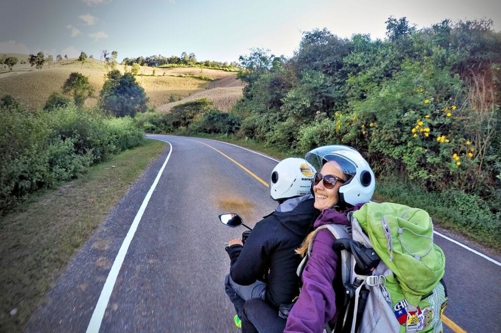 Fabienne et Benoit sur leur scooter sur la route de la boucle de Mae Hong Son