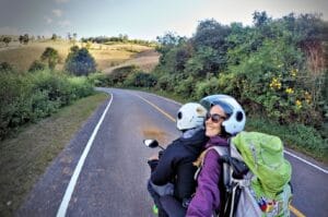Fabienne et Benoit sur leur scooter sur la route de la boucle de Mae Hong Son