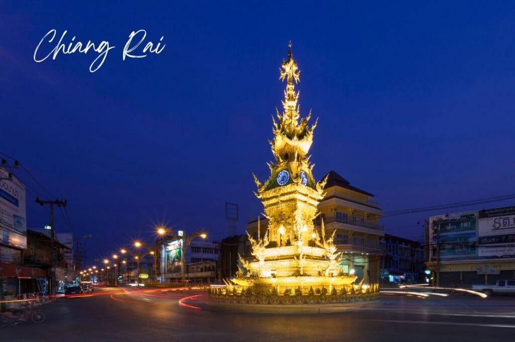 le tour de l'horloge de Chiang Rai illuminée la nuit