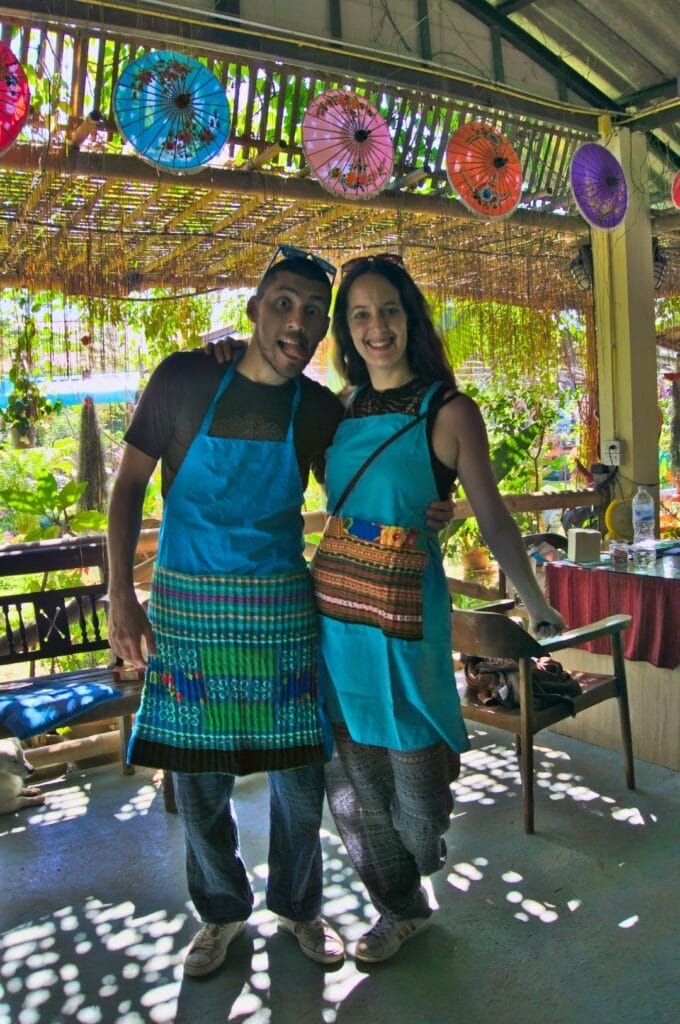 Fabienne et Benoit lors du cours de cuisine thaïe à Chiang Mai
