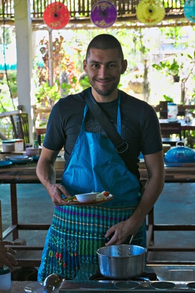 Benoit en train de cuisiner