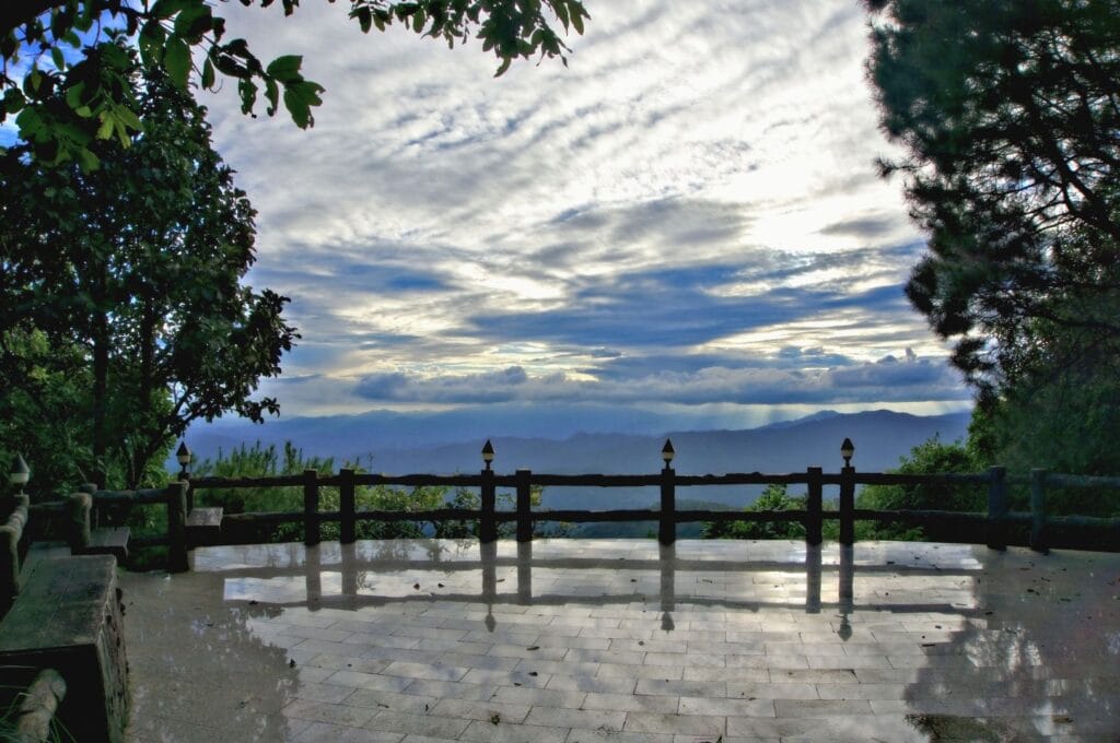 vue sur les montagnes depuis le parc de la villa royale à Doi Tung