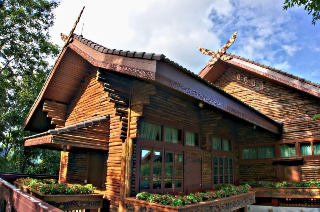 chalets de style alpins dans le parc de la villa royale de Doi Tung