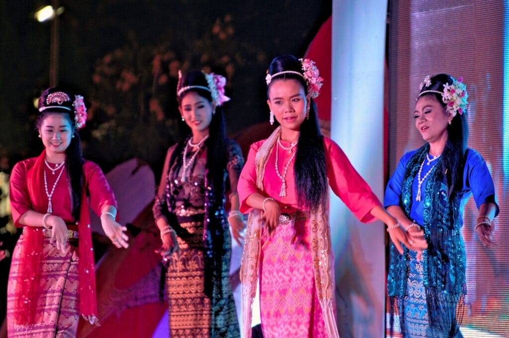 danseuses lors du festival d'art et de culture à Mae Hong Son