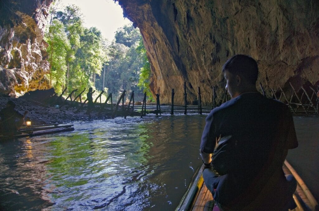 guide sur le radeau lors de la visite des grottes Tham Lod