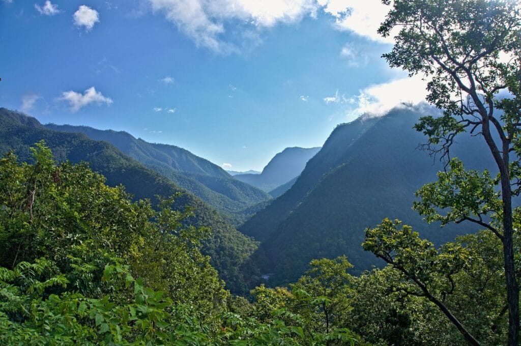 paysage montagneux et verdoyant de la province de Mae Hong Son en Thaïlande
