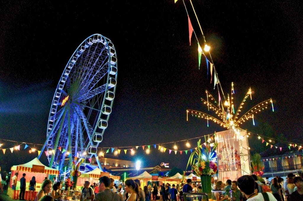 la grande roue éclairée et les illuminations dans les rues du night bazaar