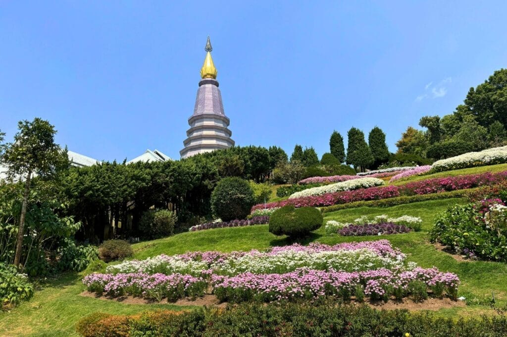 jardin aménagé et stupa violette et dorée dans le parc national Doi Inthanon