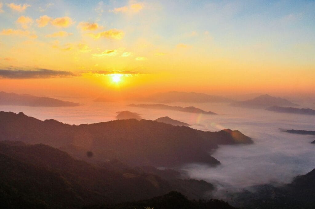 lever du soleil au parc forestier Phu Chi Fa entre le Laos et la Thaïlande