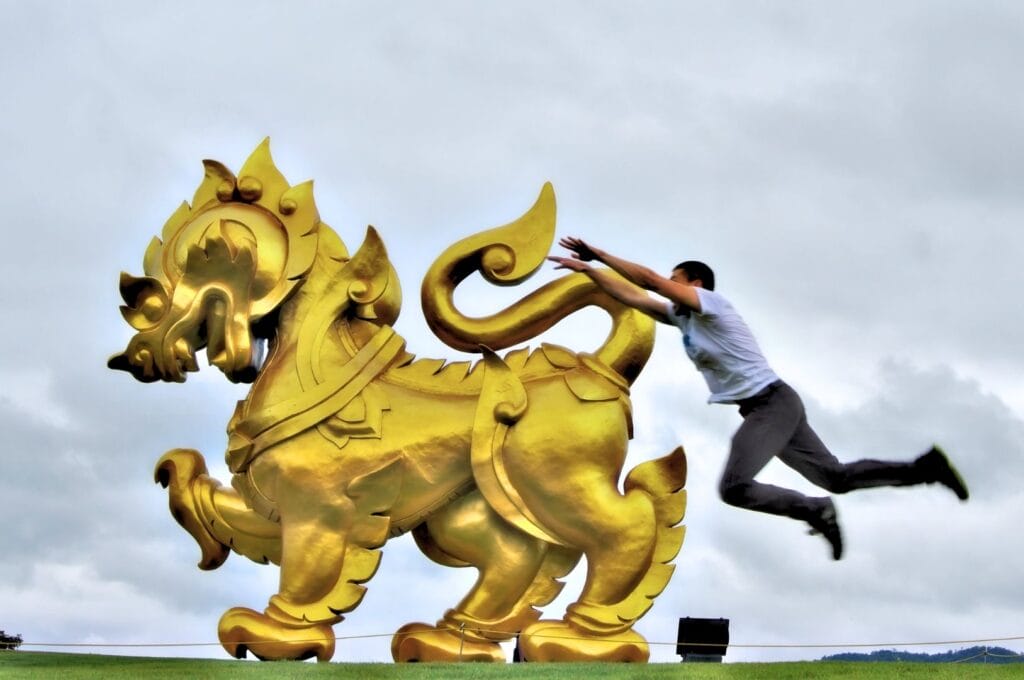 Benoit à côté de la statue de lion de la marque Singha