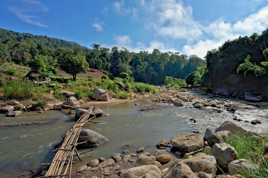 Passerelle en bambou qui passe au dessus de la rivière pour rejoindre le point de départ de la visite des grottes Tham Lot