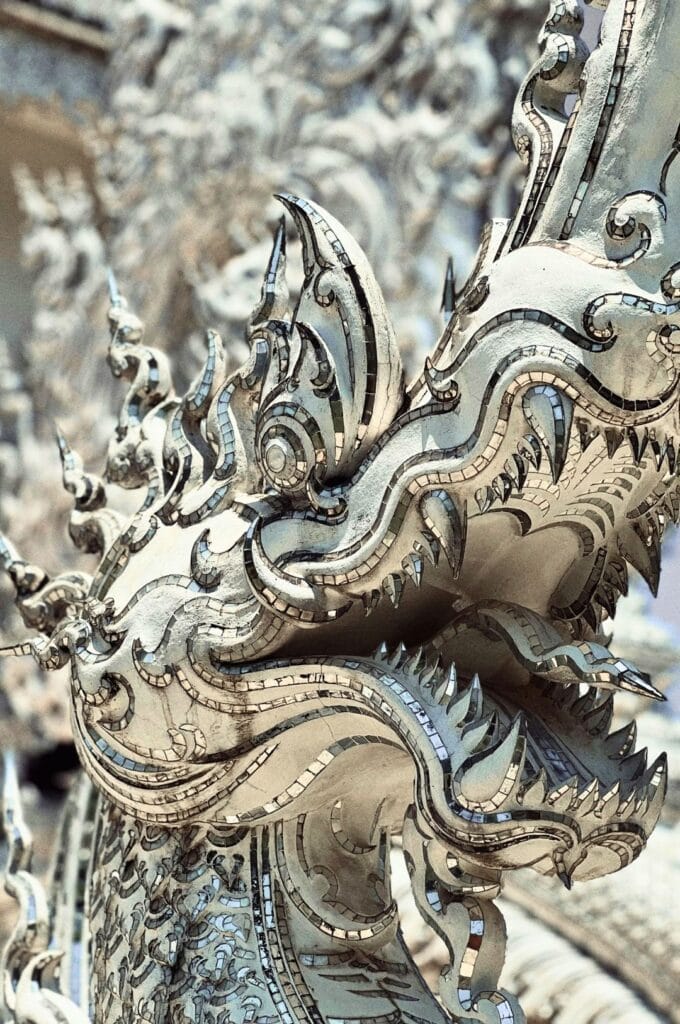 détail d'une sculpture de dragon à l'extérieur du temple blanc