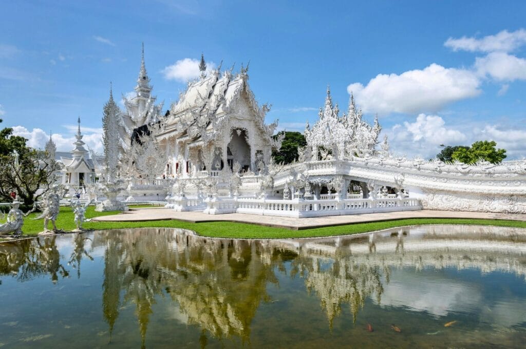 vue sur le temple blanc se reflétant dans l'eau