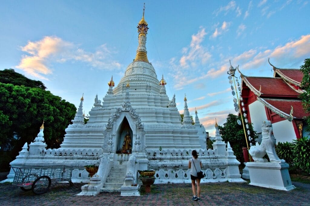 magnifique temple thailandais fabienne in front of a white and gold chedi in Chiang Mai