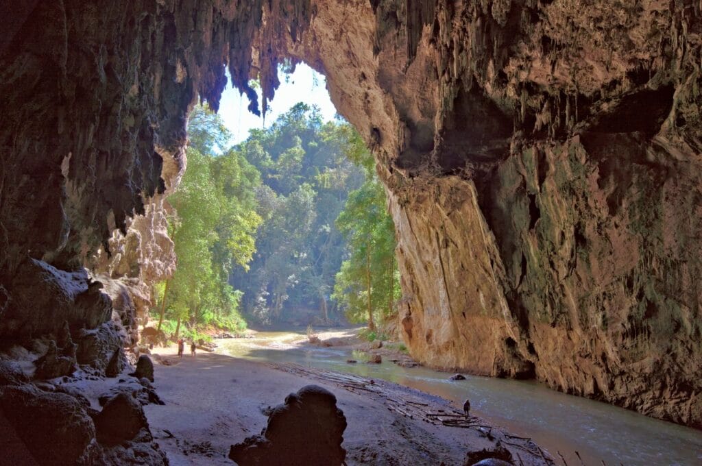 sortie de la grotte Entrée des grottes Tham Lod