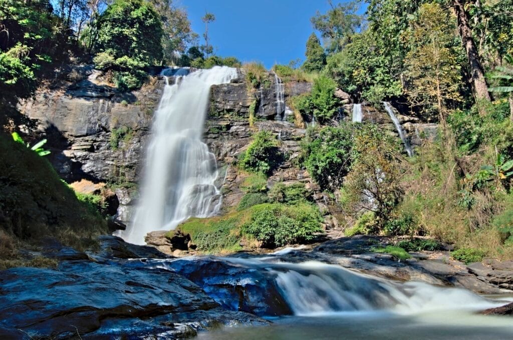 cascade Wachirathan dans le parc national Doi Inthanon
