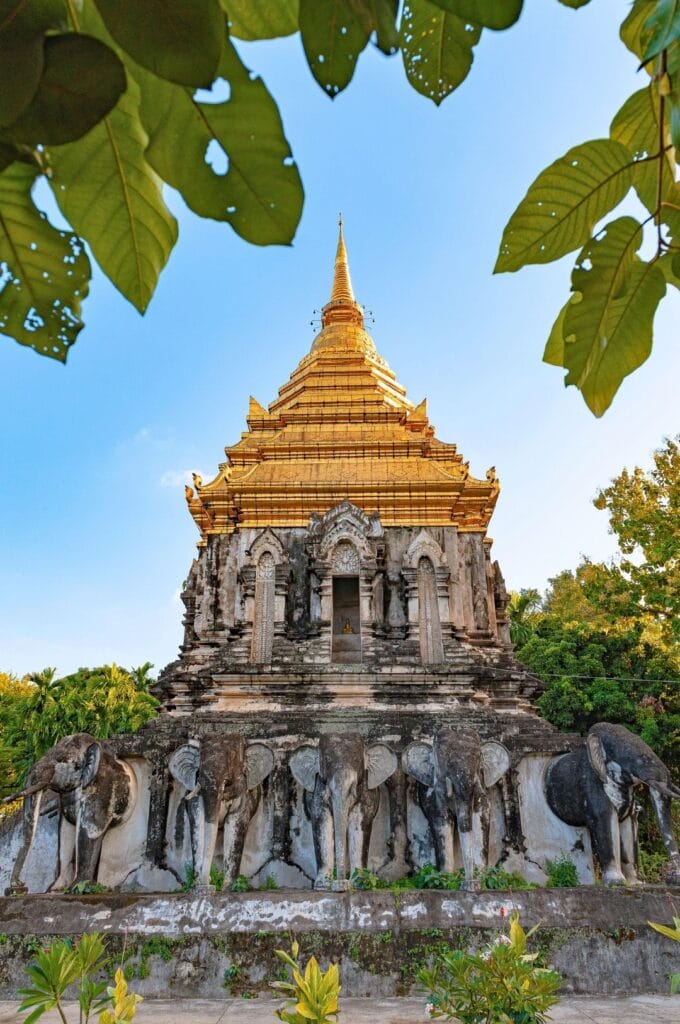 temple Wat Chiang Man avec un chedi avec des éléphants à la base et une pointe dorée