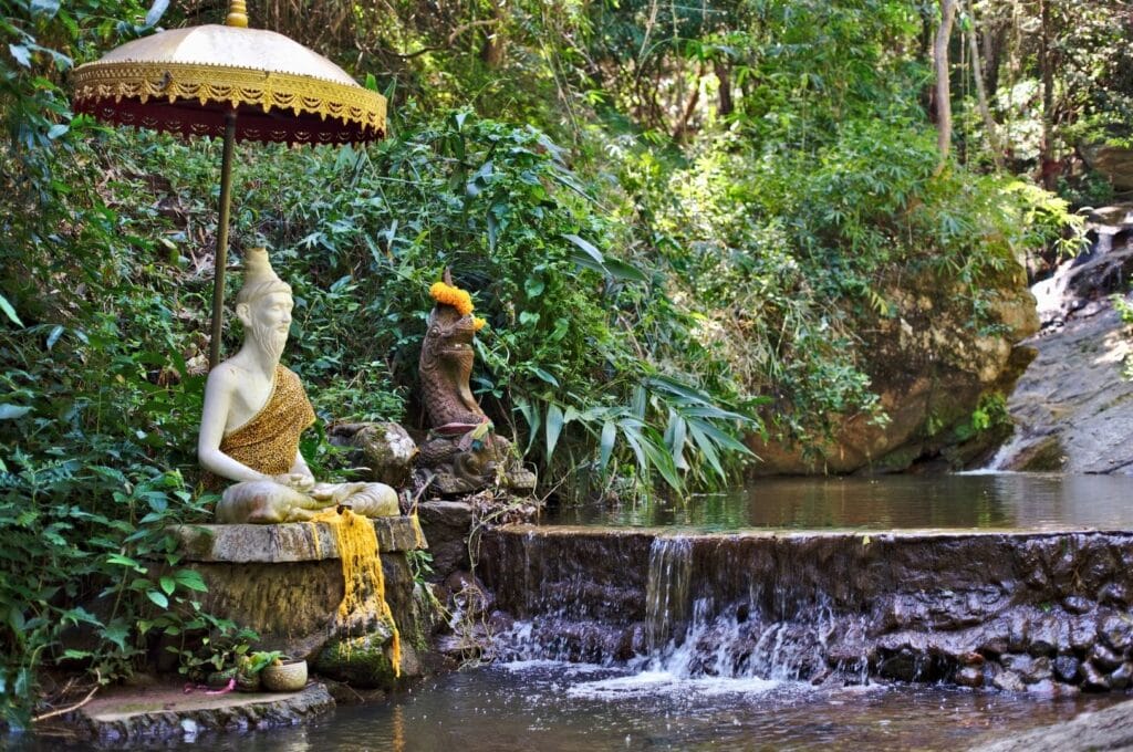 Statue dans l'enceinte du temple Wat Pha Lad