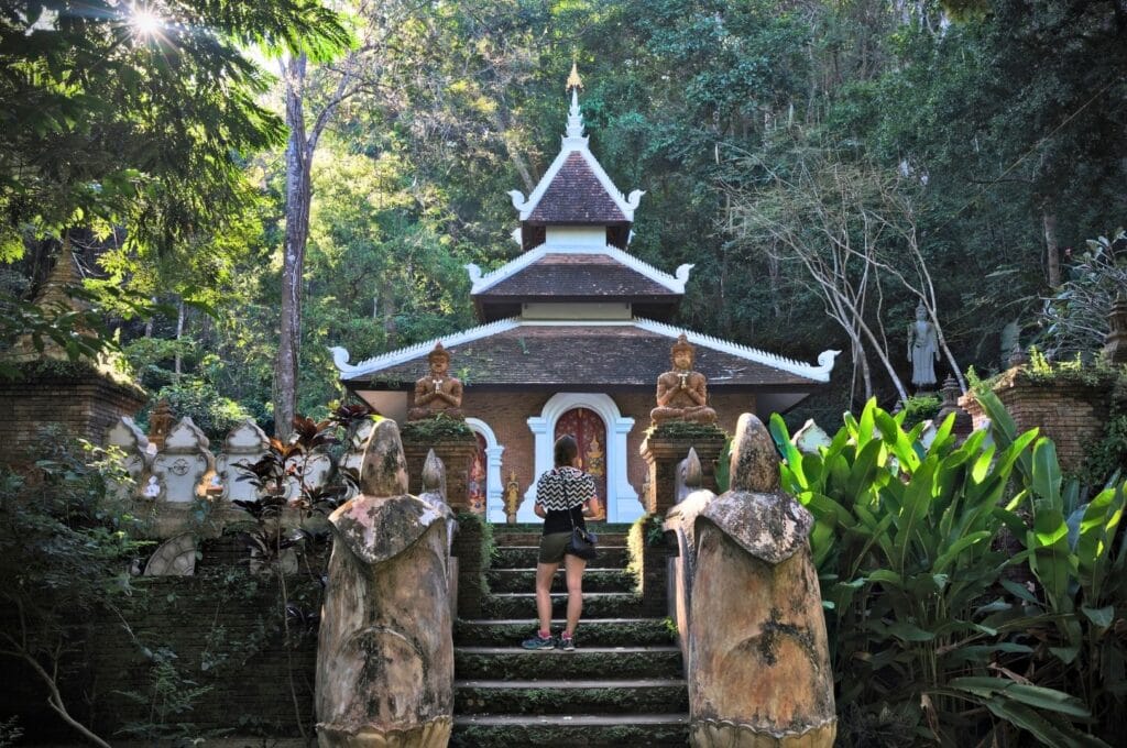 Fabienne devant le temple Wat Pha Lat
