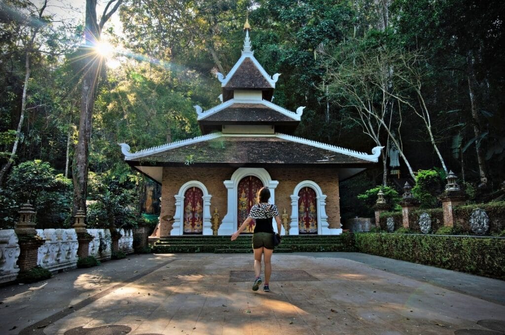 Fabienne devant le temple Wat Pha Lat