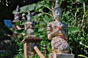 Statues autour du temple Wat Pha Lat