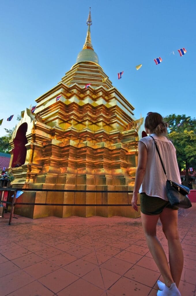 prendre le temps d'admirer Fabienne in front of the golden Wat Phan On temple in Chiang Mai