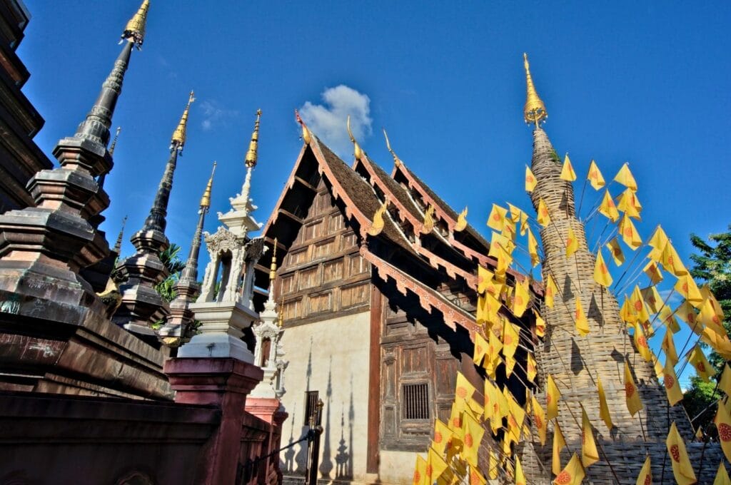 flâner dans Chiang Mai Teak facade of Wat Phan Tao temple