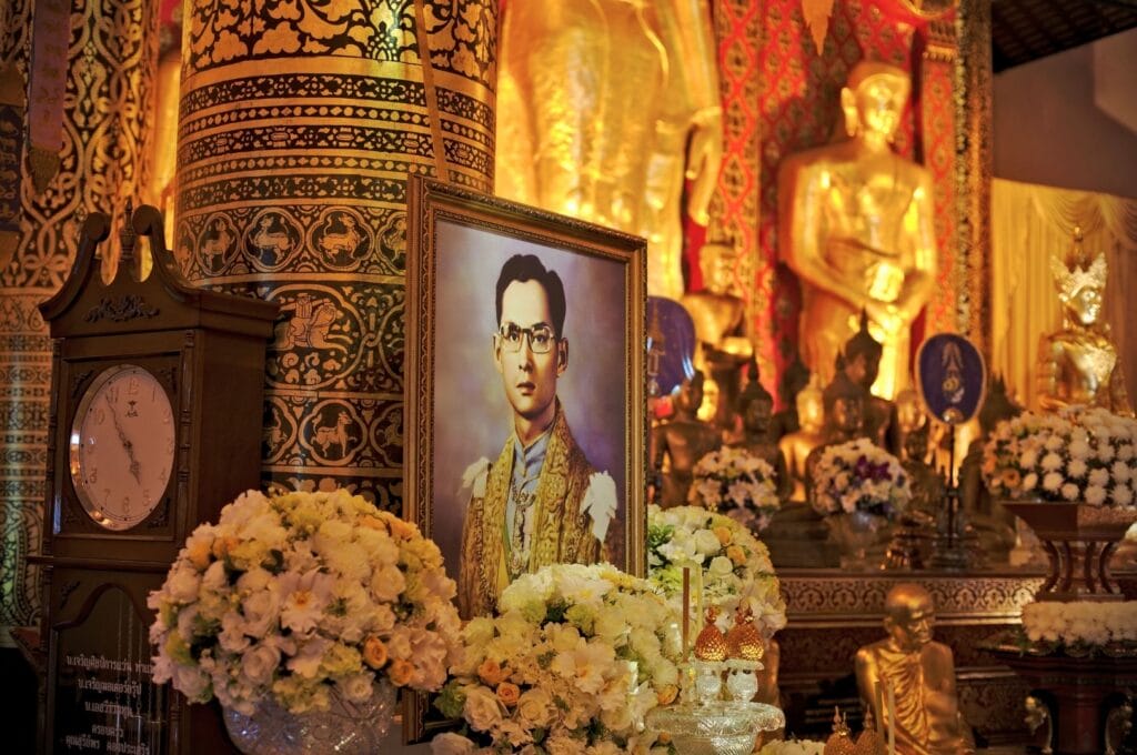 Portrait royal entouré de fleurs dans le temple Wat Phan Tao