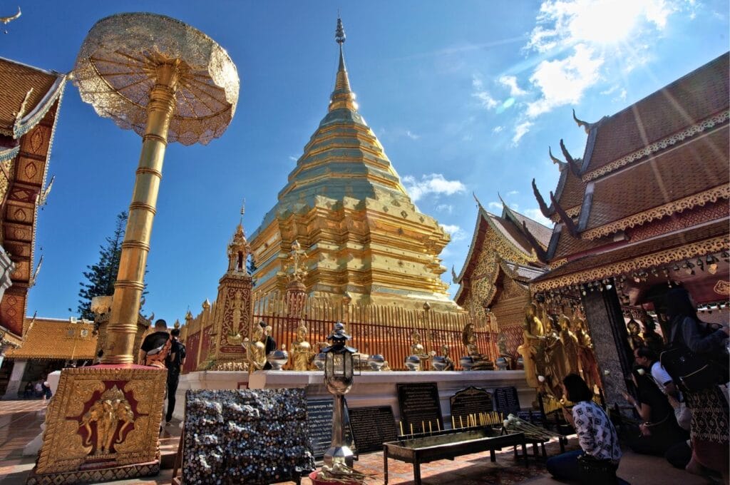 Un chedi doré sur le site du temple Wat Phra Doi Suthep