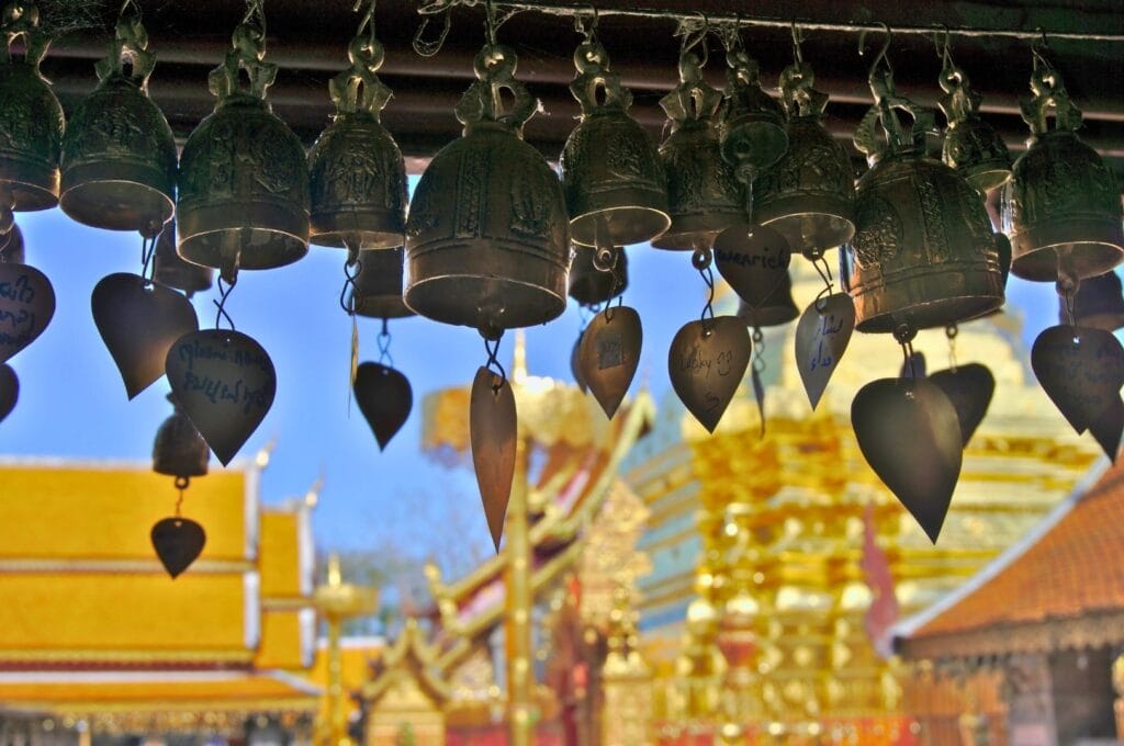 Petites clochettes dorées sur le site du temple Wat Phra Doi Suthep