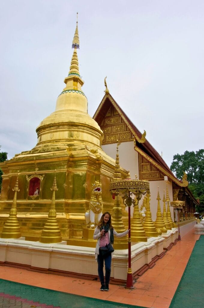 Fabienne devant le chedi doré du temple Wat Phra Singha