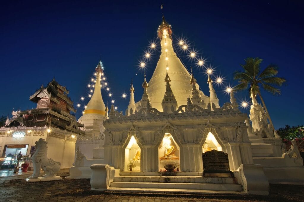 le temple vu de nuit le temple blanc Wat Phrathat Doi Kongmu illuminé par des guirlandes