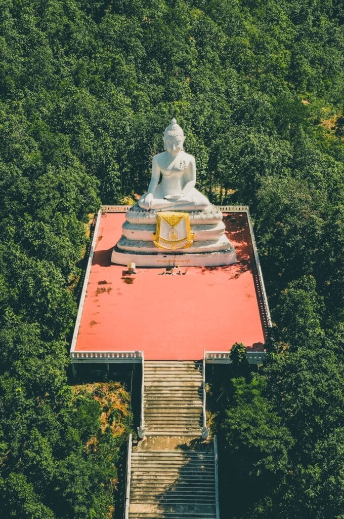 Bouddha géant blanc en haut du temple Wat Phra That Mae Yen