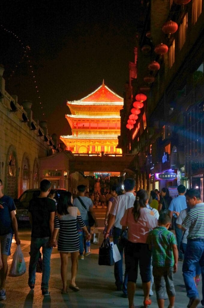tour de la cloche de Xi'an illuminée de nuit