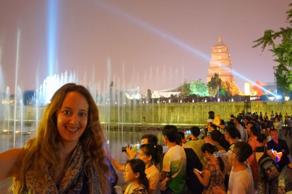 Fabienne devant le spectacle des fontaines de la grande pagode de l'oie sauvage