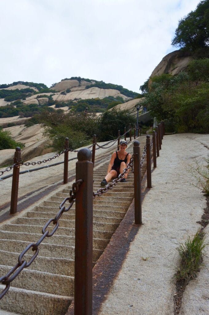 Fabienne sur un des escaliers pentus