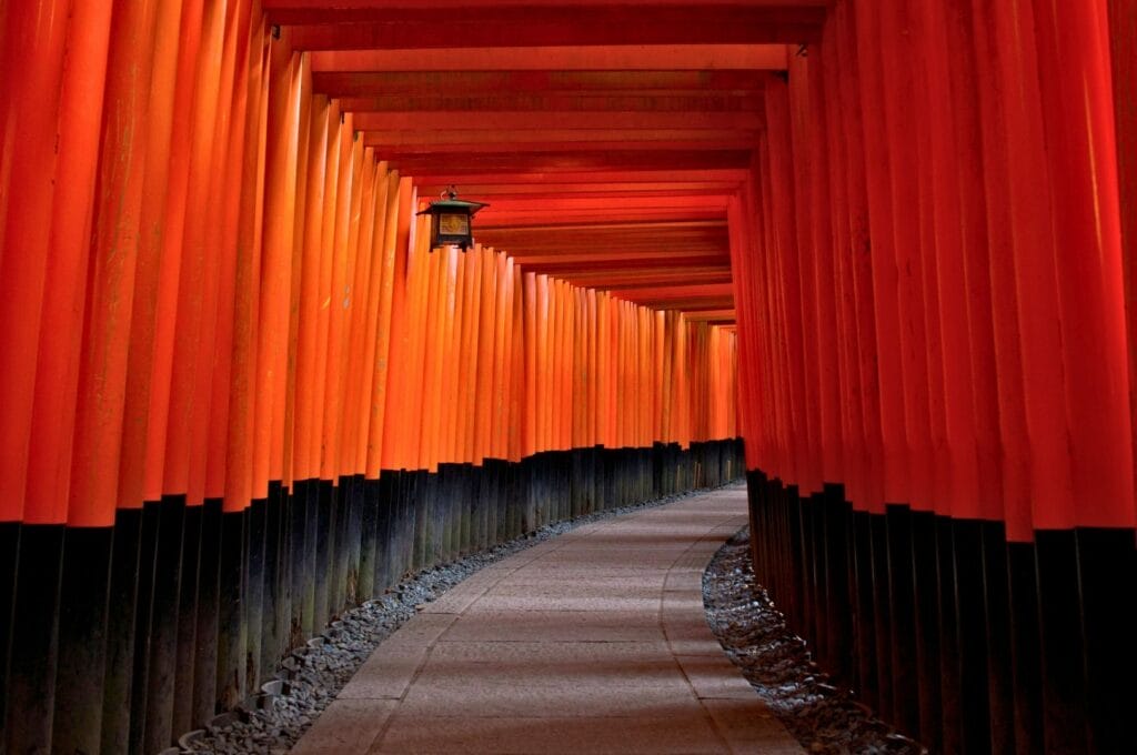 Fushimi Inari Taisha, le site avec des portes torii rouges alignées formant un passage au Japon