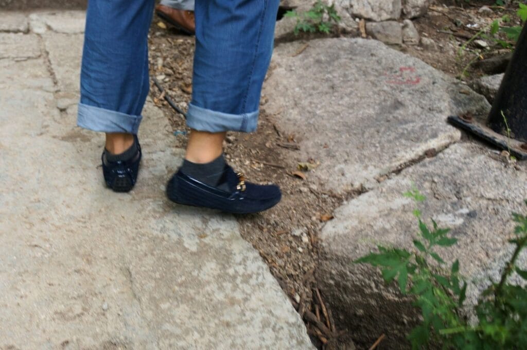 Vous vous voyaez aller en montagne avec ça??? mocassins au pied d'un touriste chinois