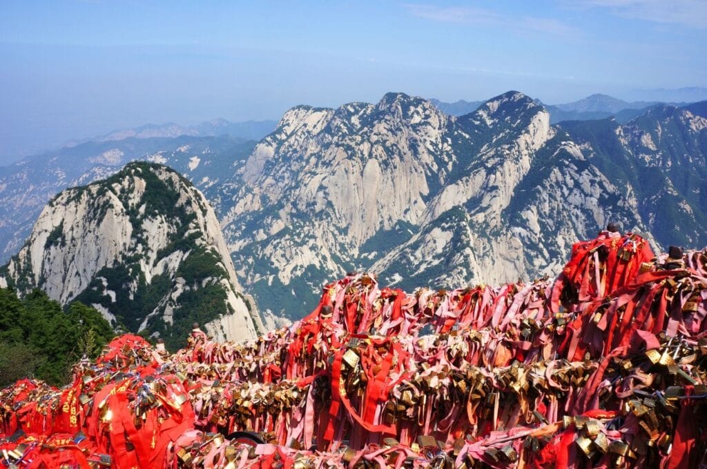 rubans rouges accrochés au sommet d'un pic dans les montagnes en Chine