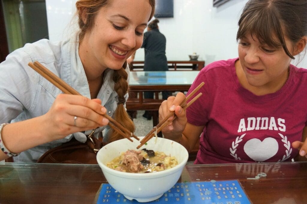 Fabienne et Sabine goûtant à un plat de Xi'an