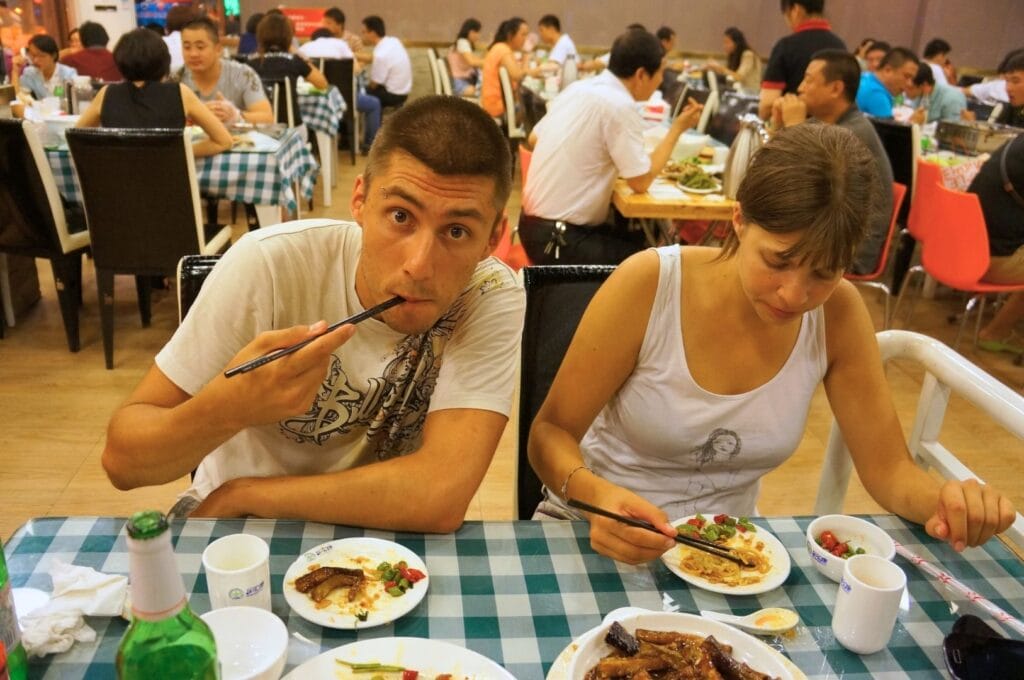 Benoit et sa sœur dans un restaurant de Xi'an