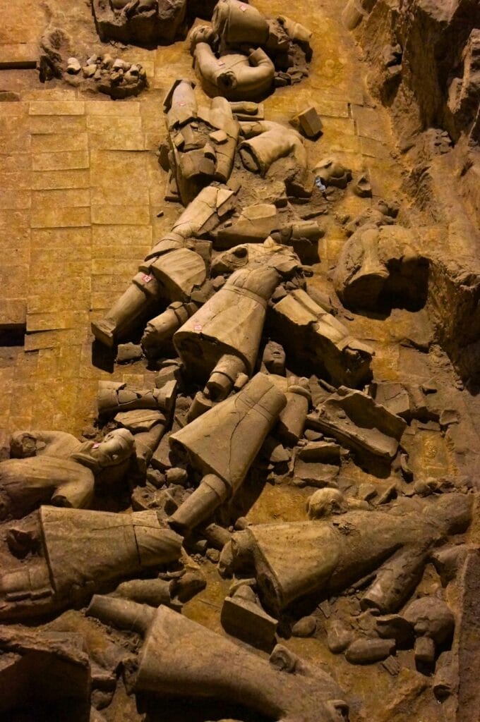 soldats en terre cuite cassés sur le sol