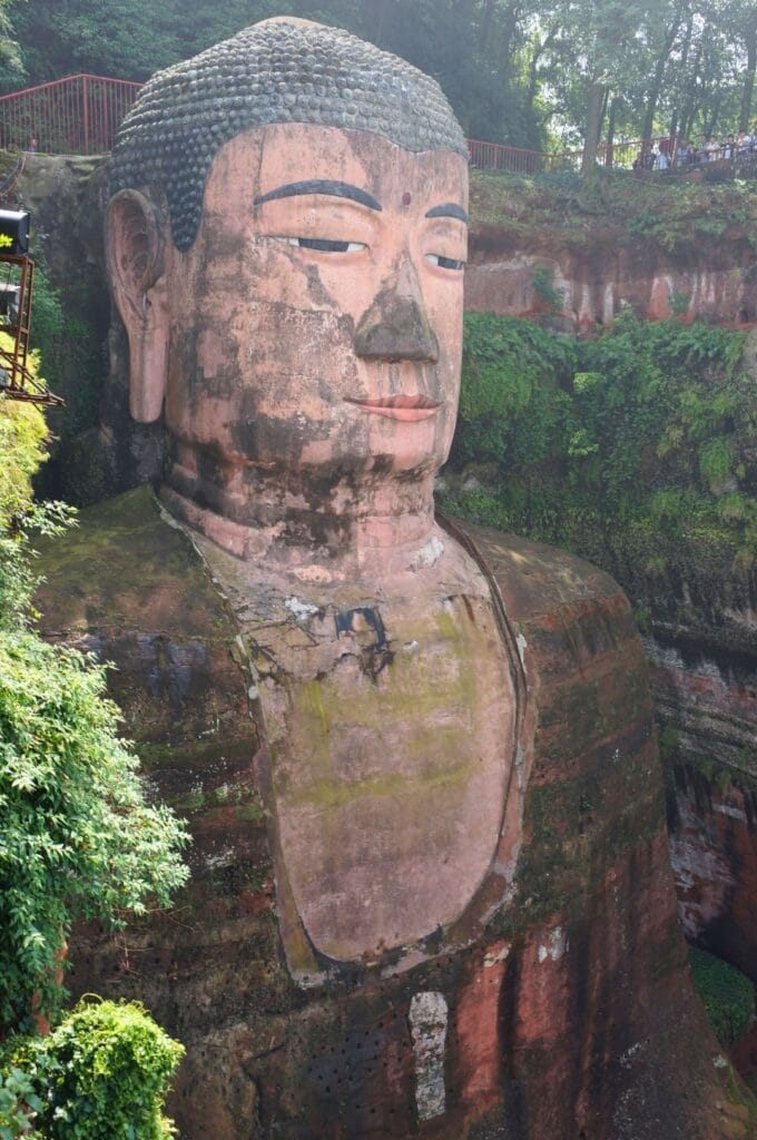 Bouddha géant sculpté à même la falaise