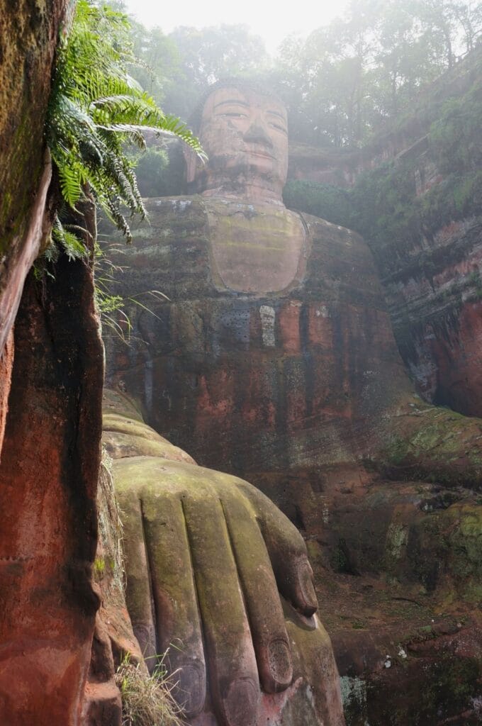 Bouddha géant vu des escaliers