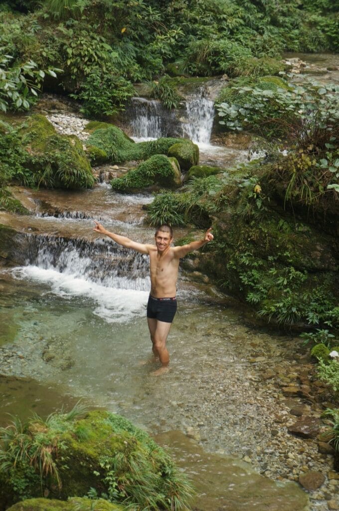Benoit dans un bassin du parc du Mont Emei