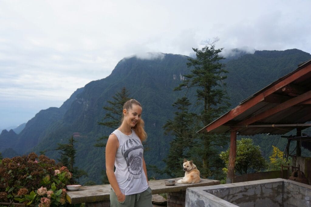 Fabienne avec un chien sur les flancs du Mont Emei